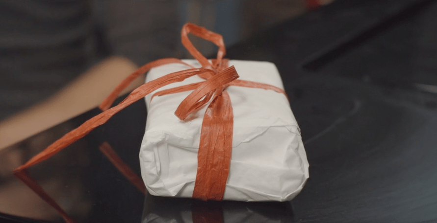 The present Lisa delivers to Sam in the video
