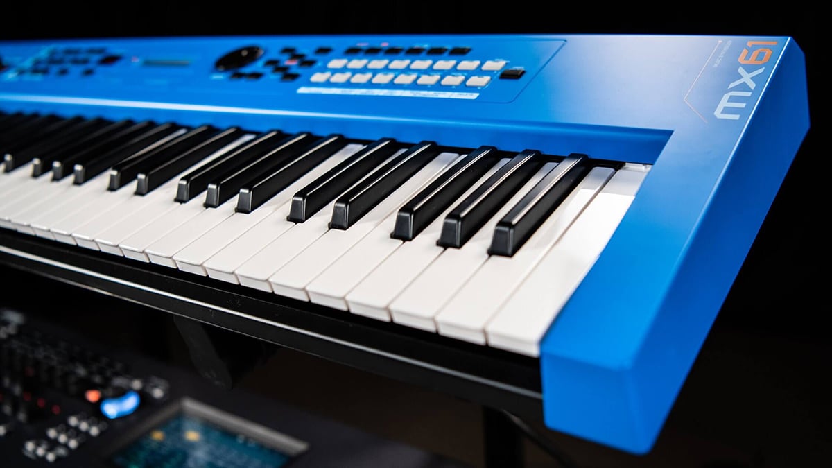 Angled blue keyboard - Yamaha MX61.