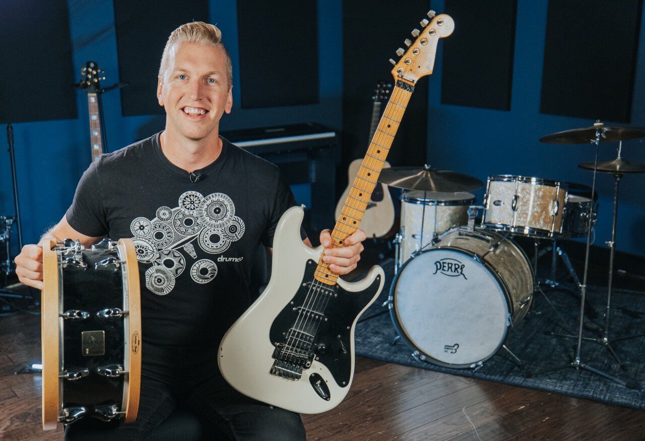 Small kick drum store for guitar players
