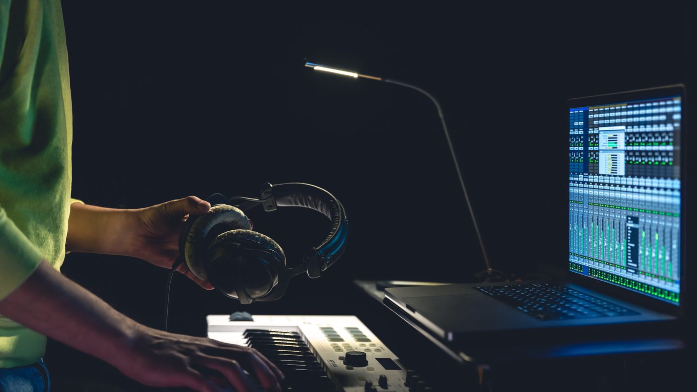 Best Keyboards To Make Beats : Elevate Your Beat-Making Skills