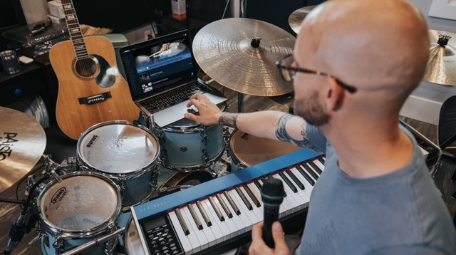 This World Record Holder Learned To Play 107 Instruments All By Himself